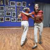 Notiamo con piacere come i due sorridano sempre: il lindy hop � veloce ed entusiasmante e ballandolo viene rilasciato un bel carico di endorfine. Non � possibile non sorridere